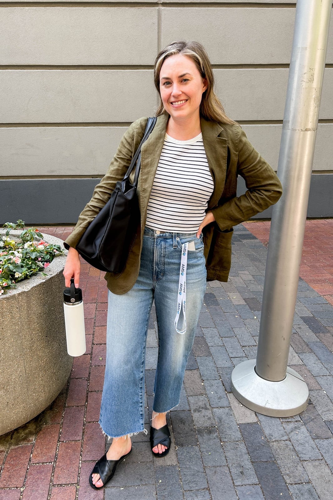 Olive green blazer with jeans for a casual conference, Black Tote Bag Olive green blazer with jeans for a casual conference, Black Tote Bag — Conference Outfits