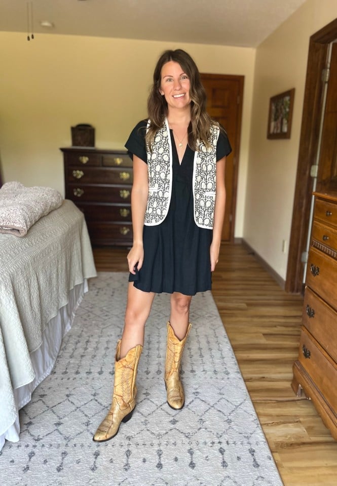 Black mini dress with embroidered vest and cowboy boots Black mini dress with embroidered vest and cowboy boots — Country Concert Outfits Ideas