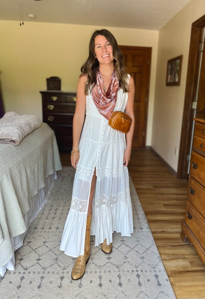 Tiered maxi dress with lace details and cowboy boots Tiered maxi dress with lace details and cowboy boots — Country Concert Outfits Ideas
