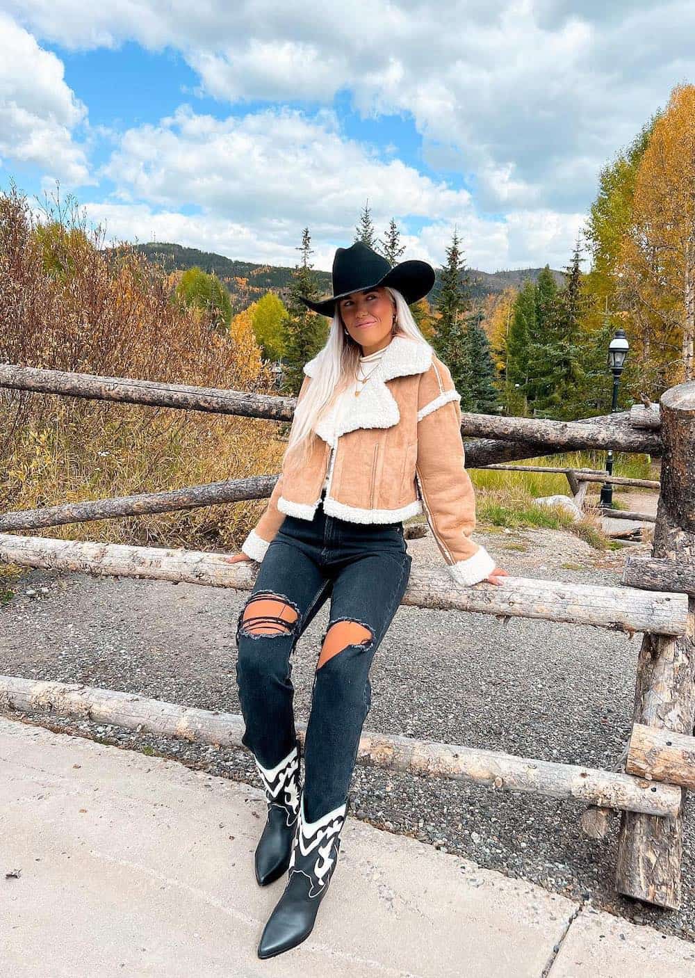 Shearling jacket over turtleneck with ripped black jeans Shearling jacket over turtleneck with ripped black jeans — Country Concert Outfits Ideas