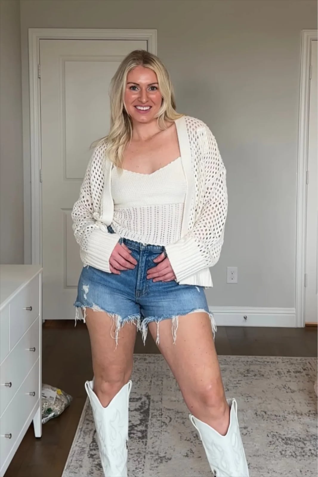 Crochet knit tank top with denim shorts and open-knit cardigan Crochet knit tank top with denim shorts and open-knit cardigan — Country Concert Outfits Ideas