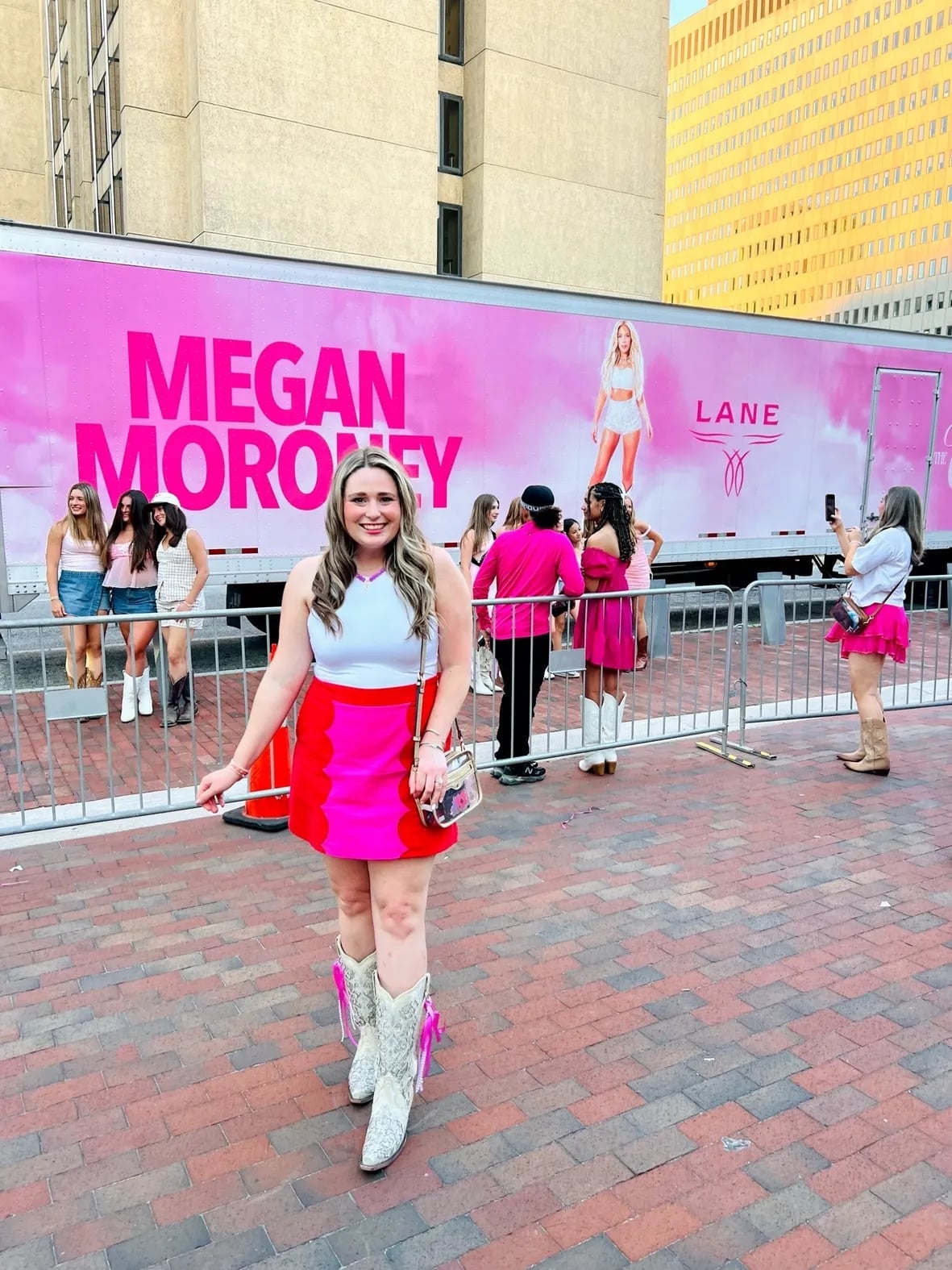 White crop top with bright A-line skirt and glitter cowboy boots White crop top with bright A-line skirt and glitter cowboy boots — Country Concert Outfits Ideas