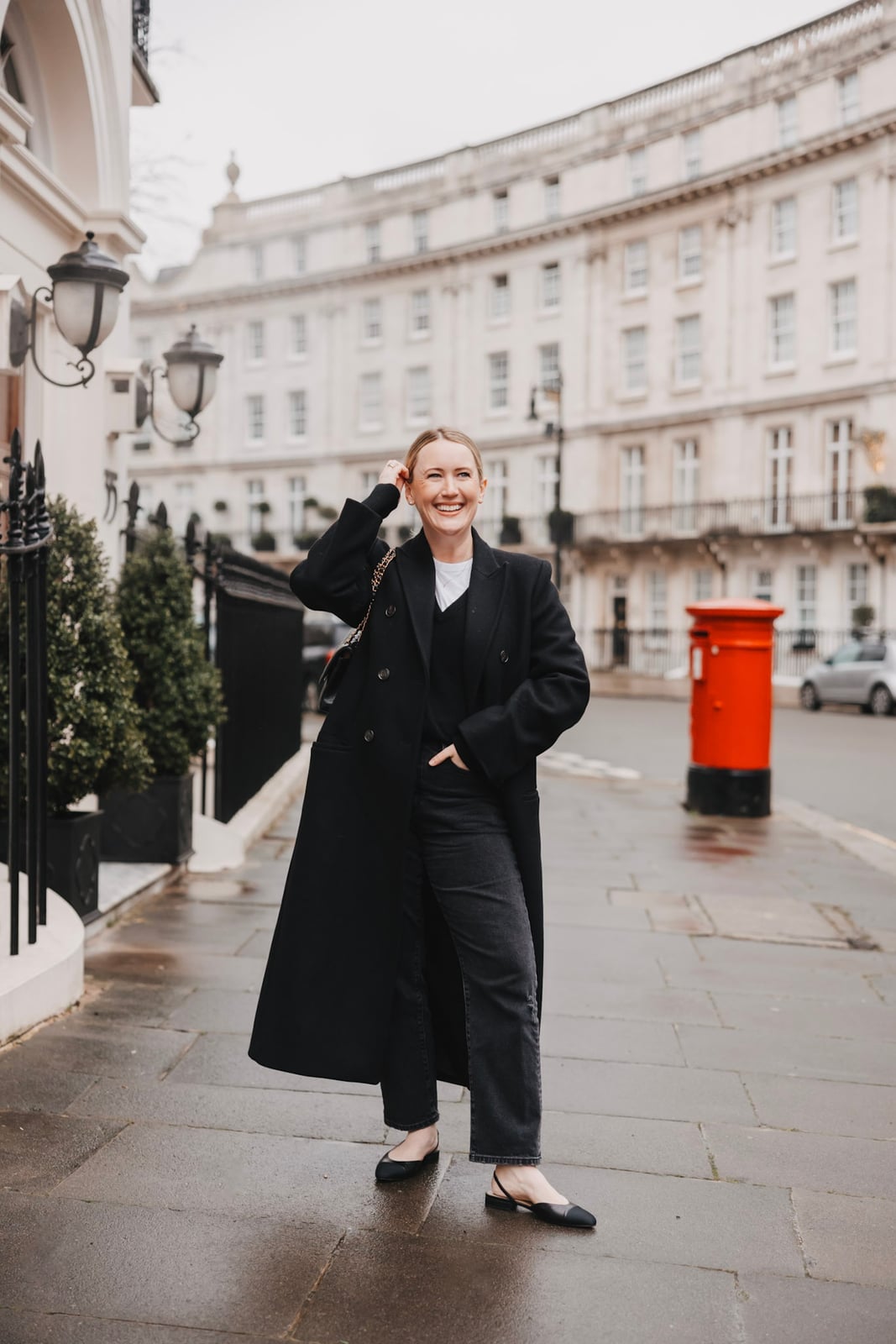 Long black wool coat over sweater and jeans Long black wool coat over sweater and jeans — Court Outfits