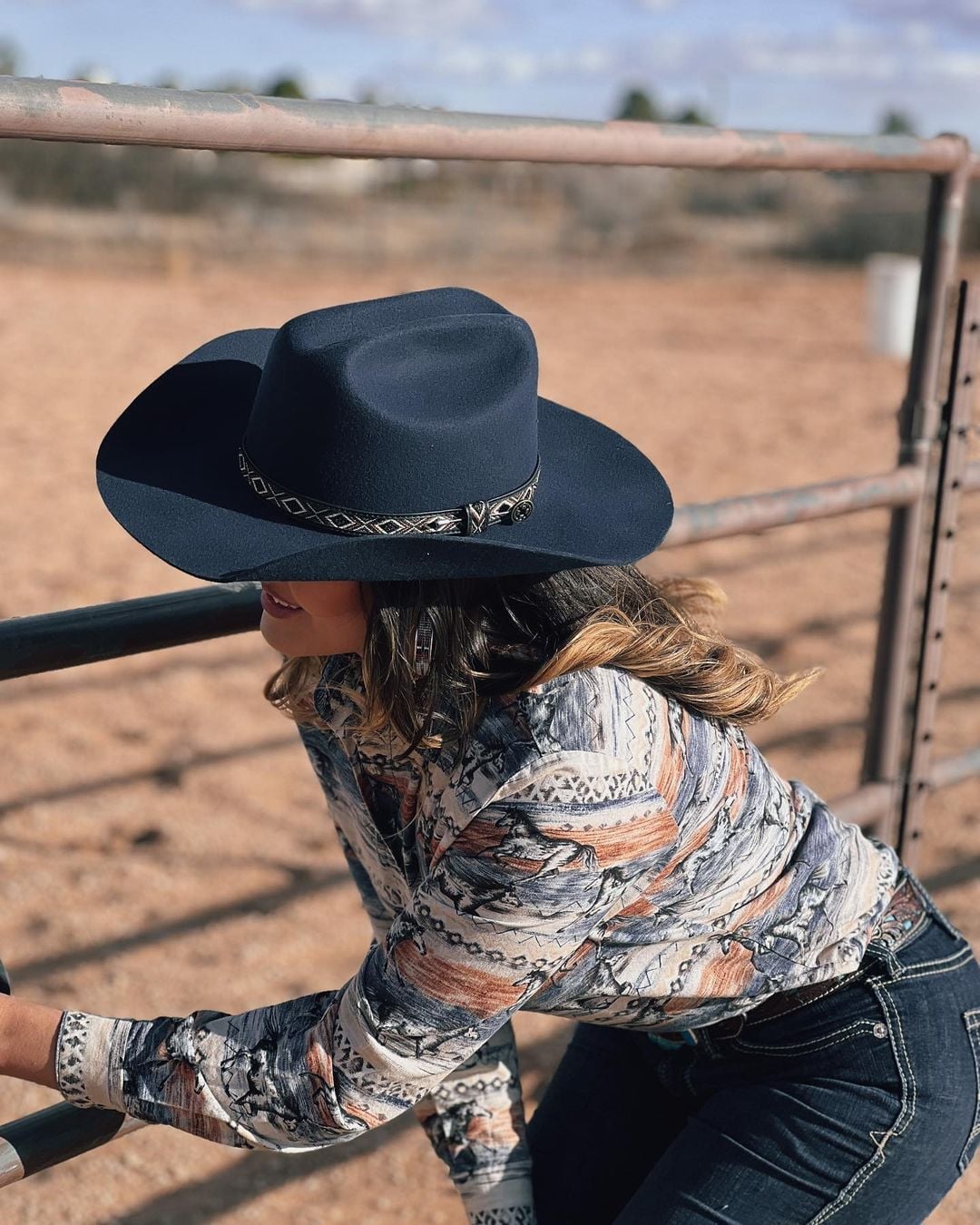 Patterned Western Shirt With Jeans And Dark Hat Patterned Western Shirt With Jeans And Dark Hat — Cowboy Hat Outfits
