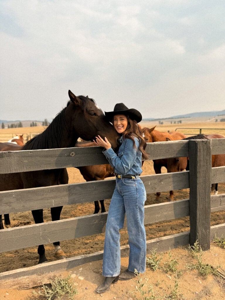 Denim Shirt With Relaxed Jeans And Black Hat Denim Shirt With Relaxed Jeans And Black Hat — Cowboy Hat Outfits