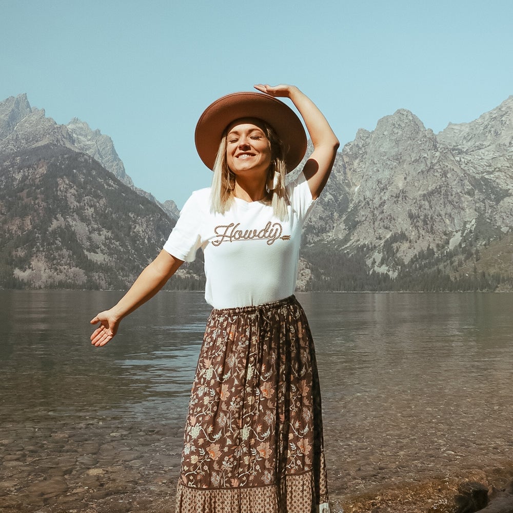 Graphic Tee With Printed Maxi Skirt And Cowboy Hat Graphic Tee With Printed Maxi Skirt And Cowboy Hat — Cowboy Hat Outfits