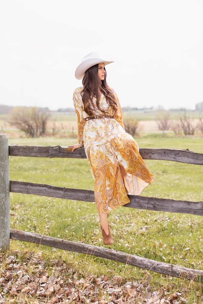 Paisley Midi Dress With Belt And Cowboy Hat Paisley Midi Dress With Belt And Cowboy Hat — Cowboy Hat Outfits