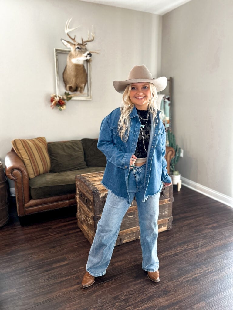Oversized Denim Shirt With Wide Leg Jeans Oversized Denim Shirt With Wide Leg Jeans — Cowboy Hat Outfits