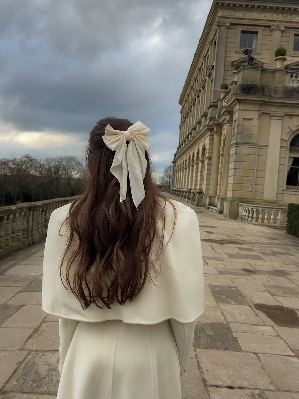 Creamy Bow Accentuated Loose Waves
