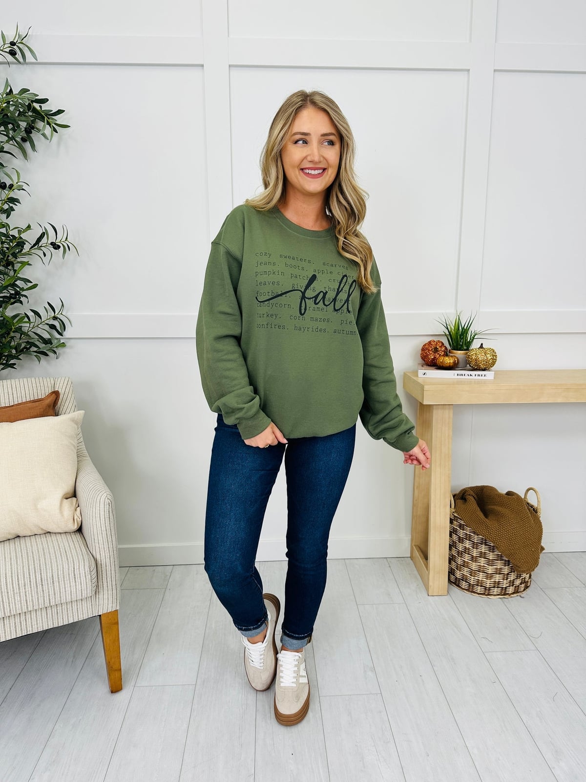 Olive Green Graphic Sweatshirt with Skinny Jeans Olive Green Graphic Sweatshirt with Skinny Jeans — Crewneck Outfits