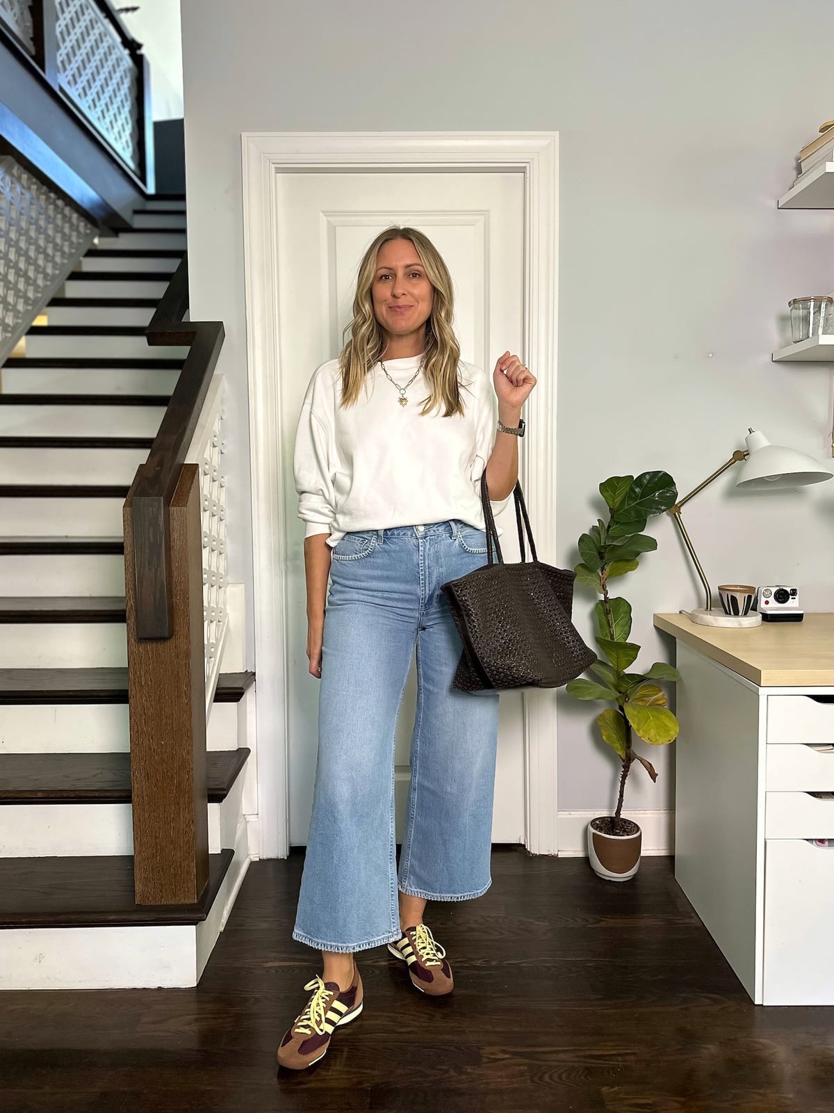 White Crewneck with Wide Leg Jeans and Sneakers White Crewneck with Wide Leg Jeans and Sneakers — Crewneck Outfits