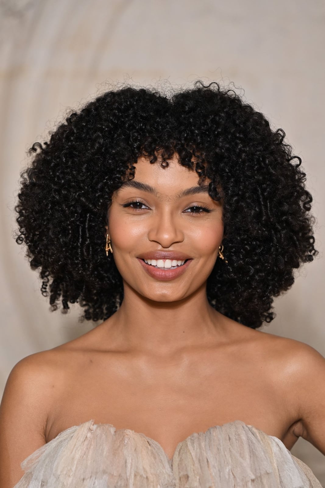 Collarbone Curly Hair With Subtle Highlights Collarbone Curly Hair With Subtle Highlights