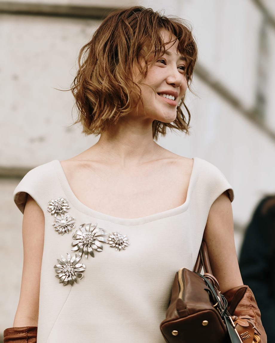 Collarbone Wavy Layers With Curtain Bangs, Side Collarbone Wavy Layers With Curtain Bangs, Side — Curly Hair Cuts