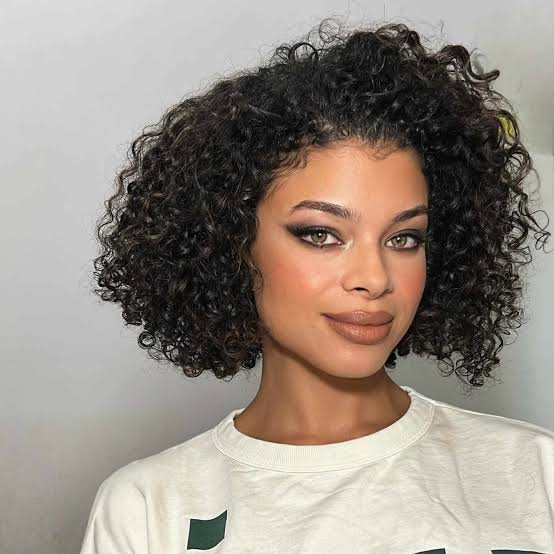 Layered Collarbone Bob With Curtain Bangs Layered Collarbone Bob With Curtain Bangs — Curly Hair Cutting