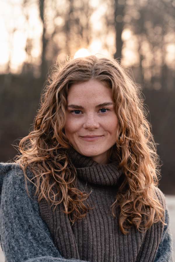 Collarbone Waves With Honey Blonde Highlights Collarbone Waves With Honey Blonde Highlights — Curly Hair Cutting
