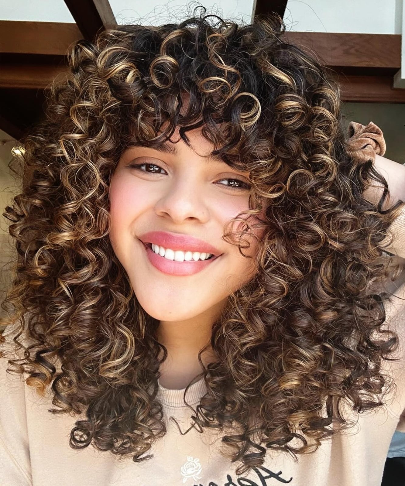 Collarbone Layers With Blonde Highlights Collarbone Layers With Blonde Highlights — Curly Hair Hairstyles