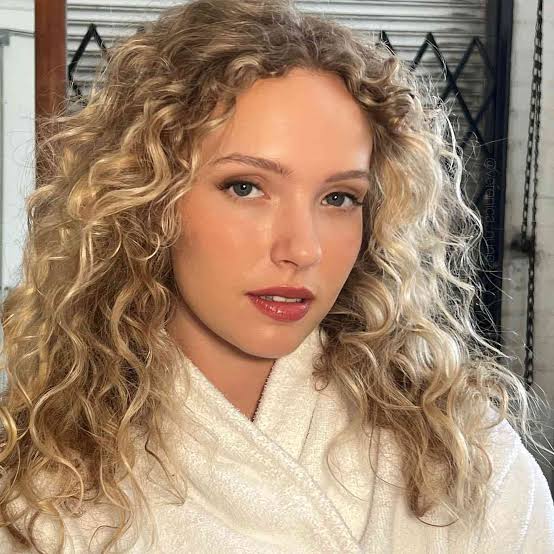 Collarbone Blonde Curls With Middle Part Collarbone Blonde Curls With Middle Part — Curly Hair Hairstyles