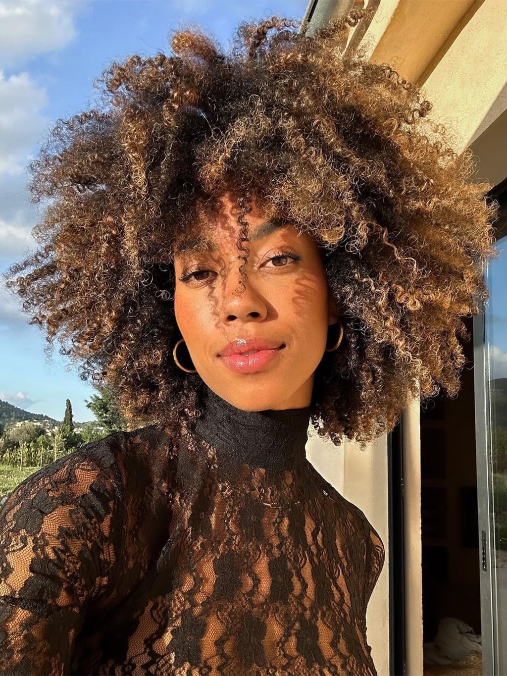 Mid-Back Voluminous Curly Hair With Curtain Bangs Mid-Back Voluminous Curly Hair With Curtain Bangs — Curly Hair Natural