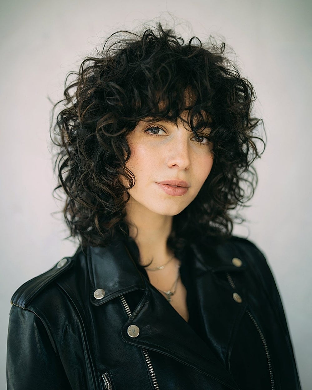 Collarbone Shag With Full Bangs and Dark Brown Highlights Collarbone Shag With Full Bangs and Dark Brown Highlights — Curly Hair with Bangs