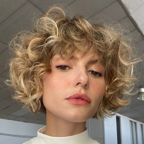 Ash Blonde Ear-Length Curly Bob With Short Bangs Ash Blonde Ear-Length Curly Bob With Short Bangs — Curly Hair with Bangs