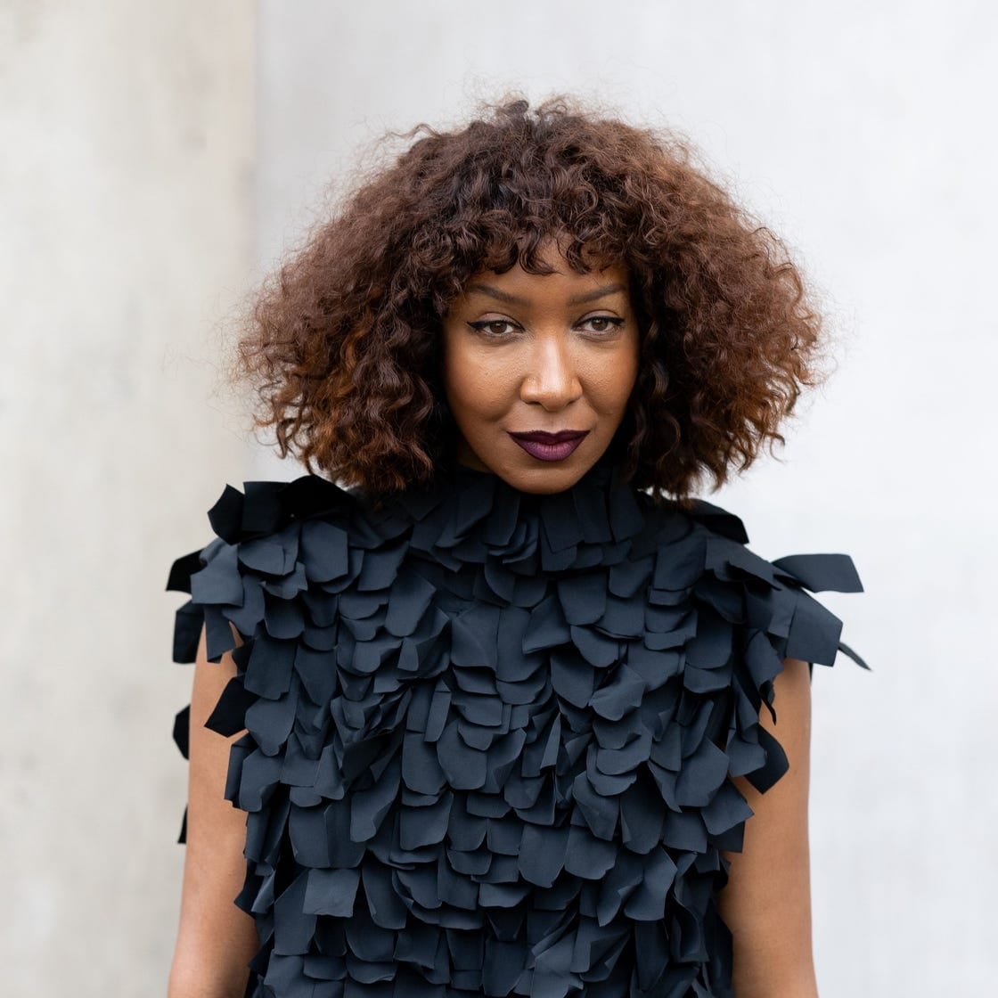 Collarbone Wavy Hair With Curtain Bangs and Side Part Collarbone Wavy Hair With Curtain Bangs and Side Part — Curly Hair with Bangs