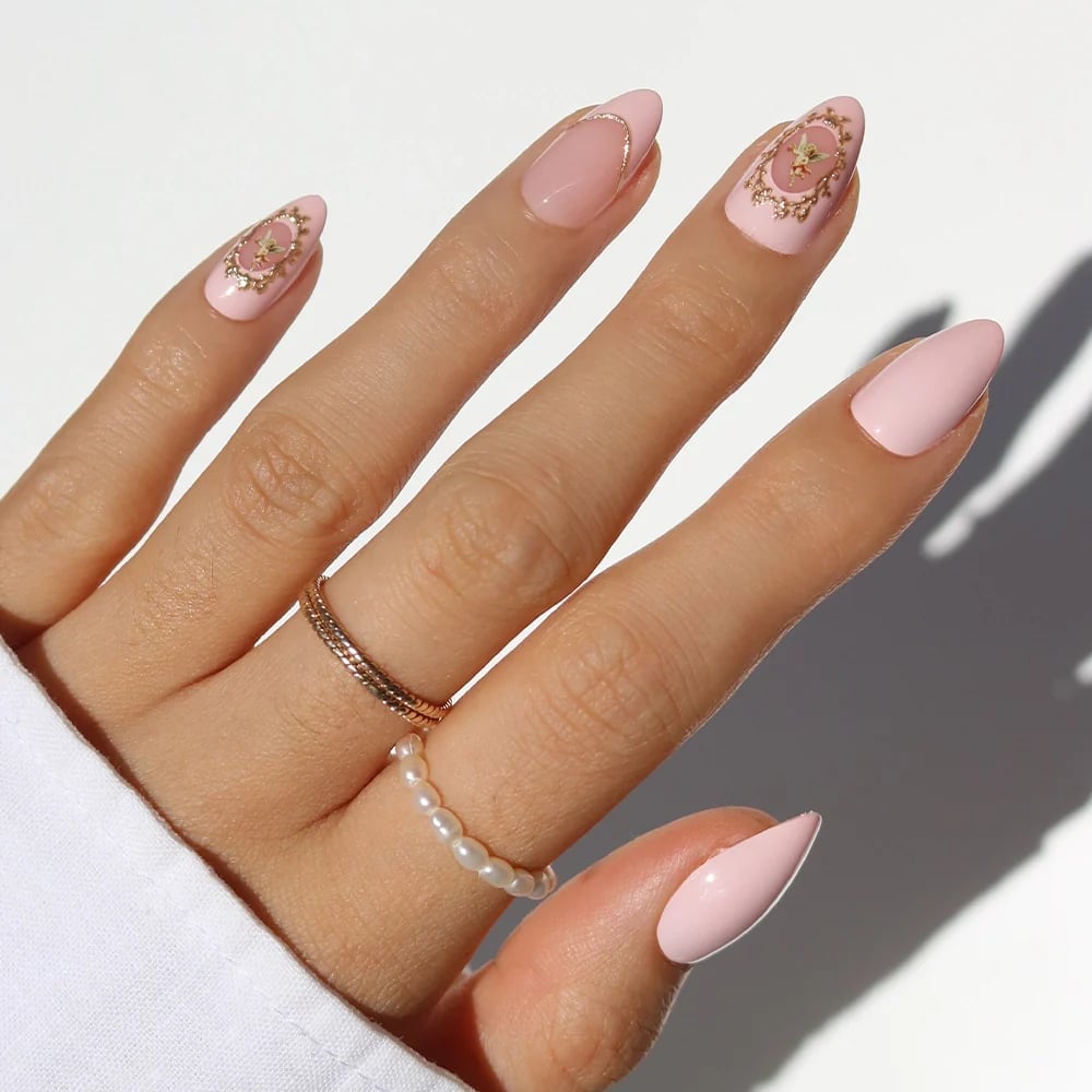 Medium Almond Pink With Gold Line Art Medium Almond Pink With Gold Line Art — Cute Almond Nails
