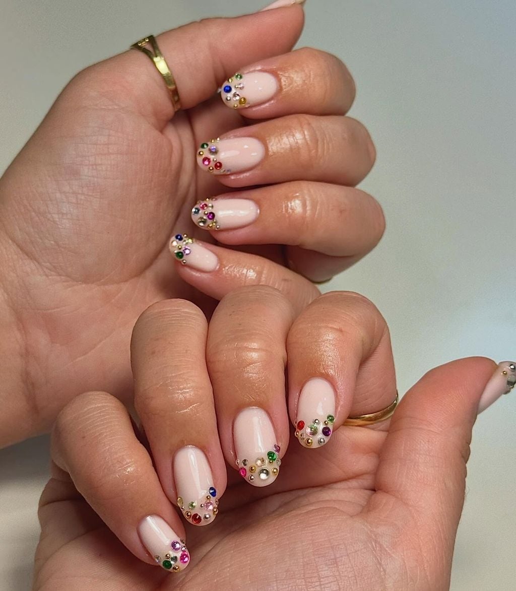 Short Oval Rhinestone Accent Nails Short Oval Rhinestone Accent Nails — Cute Nails