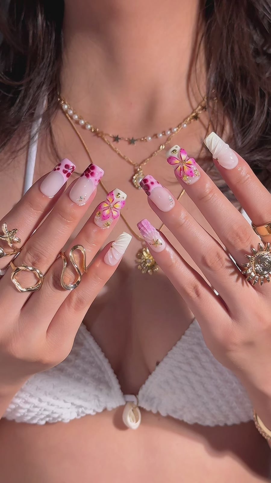 Medium Square Floral Gold Glitter White French Nails Medium Square Floral Gold Glitter White French Nails — Cute Square Nails