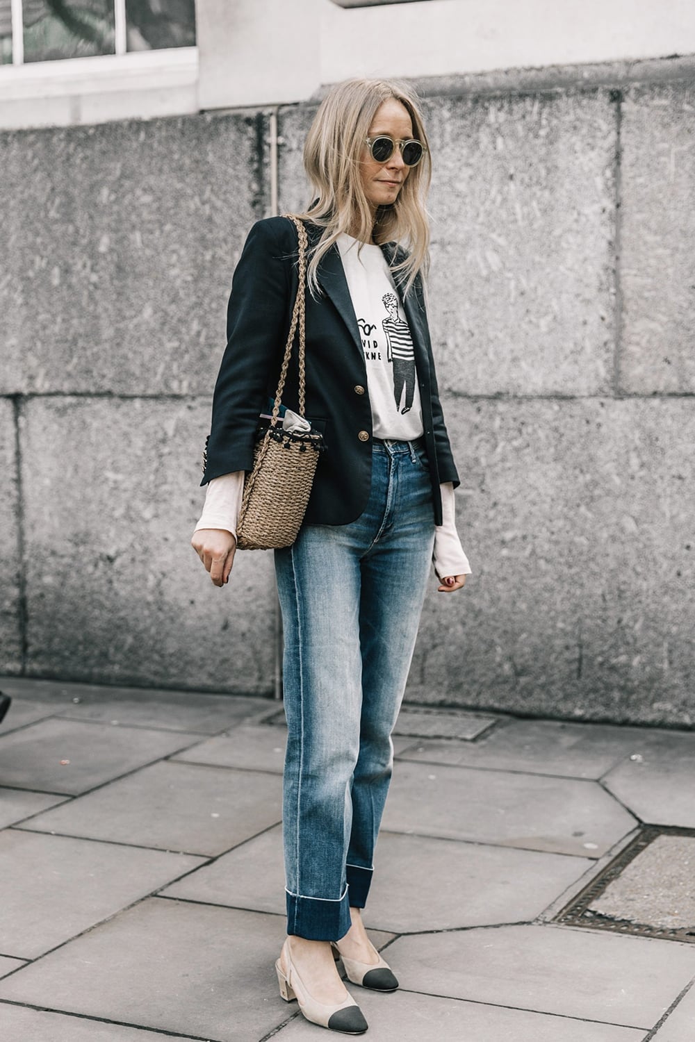 Navy Blazer Over Graphic T Shirt, Straight Leg Jeans Navy Blazer Over Graphic T Shirt, Straight Leg Jeans — Cute Work Outfit