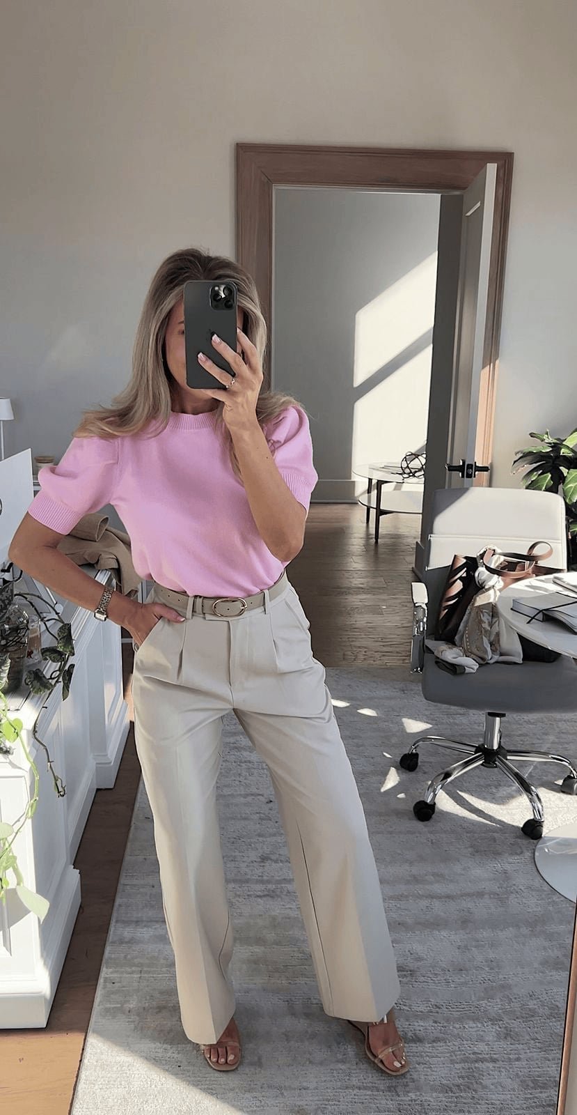 Pink Puff Sleeve Top With Beige Trousers, Close-Up Take Pink Puff Sleeve Top With Beige Trousers, Close-Up Take — Cute Work Outfit