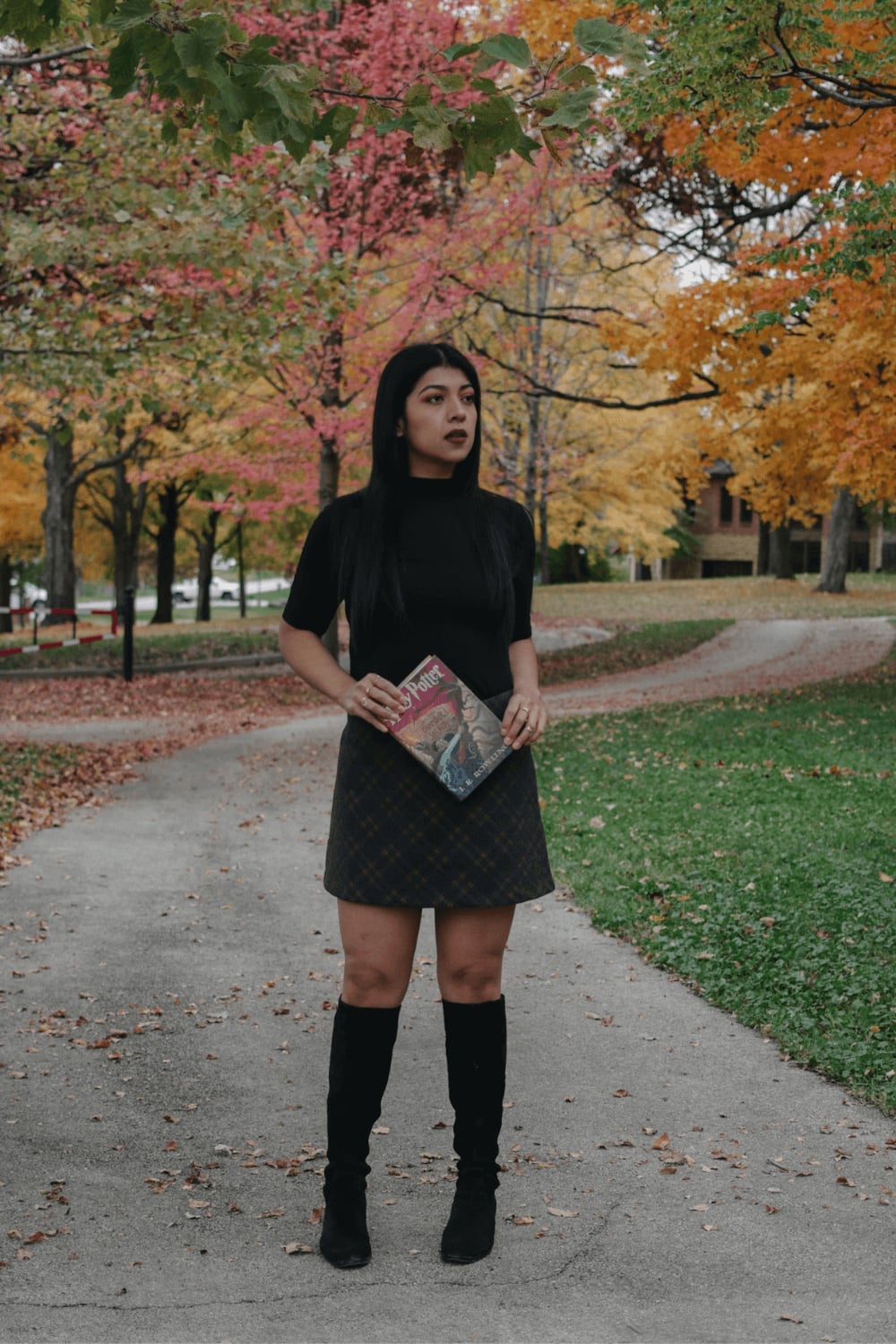 Plaid wool mini skirt with black top and knee-high boots Plaid wool mini skirt with black top and knee-high boots — Dark Academia Outfits
