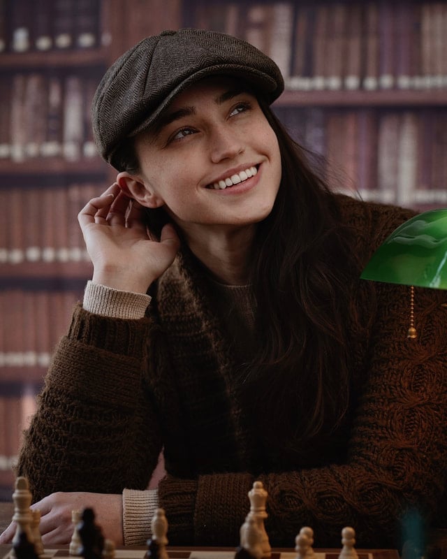 Brown cable knit sweater over cream turtleneck with flat cap Brown cable knit sweater over cream turtleneck with flat cap — Dark Academia Outfits
