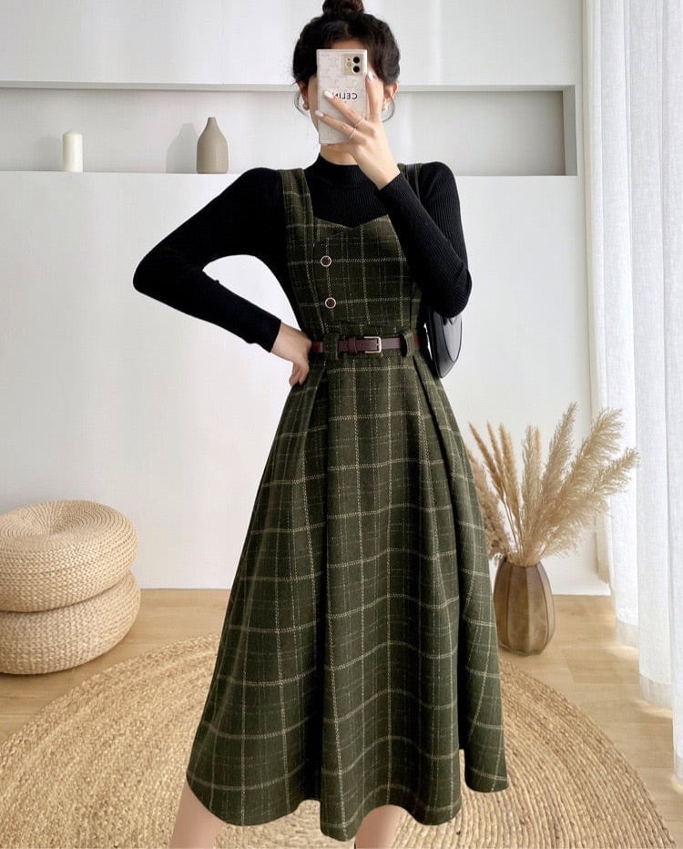 Green plaid pinafore dress over black turtleneck with brown belt Green plaid pinafore dress over black turtleneck with brown belt — Dark Academia Outfits