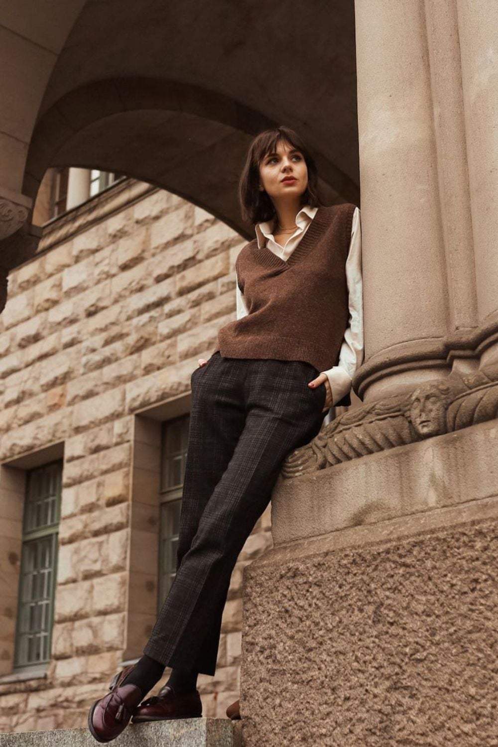 Brown knit vest over white shirt with gray plaid trousers Brown knit vest over white shirt with gray plaid trousers — Dark Academia Outfits