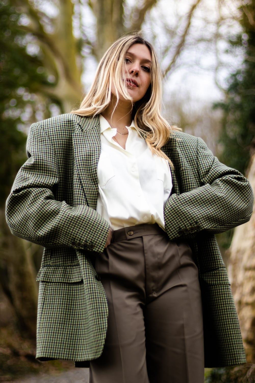 Oversized houndstooth blazer with silk blouse and brown trousers Oversized houndstooth blazer with silk blouse and brown trousers — Dark Academia Outfits