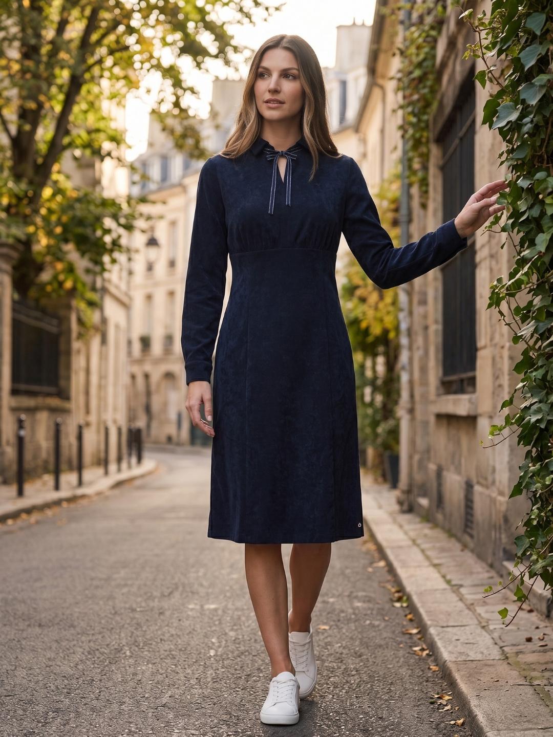 Dark blue velvet dress with bow detail Dark blue velvet dress with bow detail — Dark Blue Dress