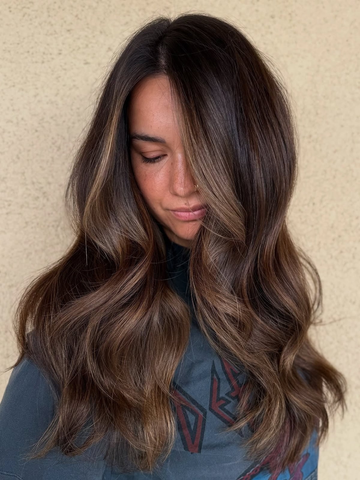 Dark Brown With Caramel Face-Framing Layers, Curtain Bangs Dark Brown With Caramel Face-Framing Layers, Curtain Bangs — Dark Highlights