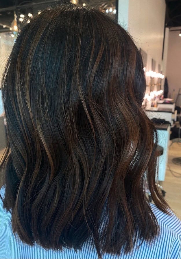 Collarbone Layers With Subtle Caramel Collarbone Layers With Subtle Caramel — Dark Highlights