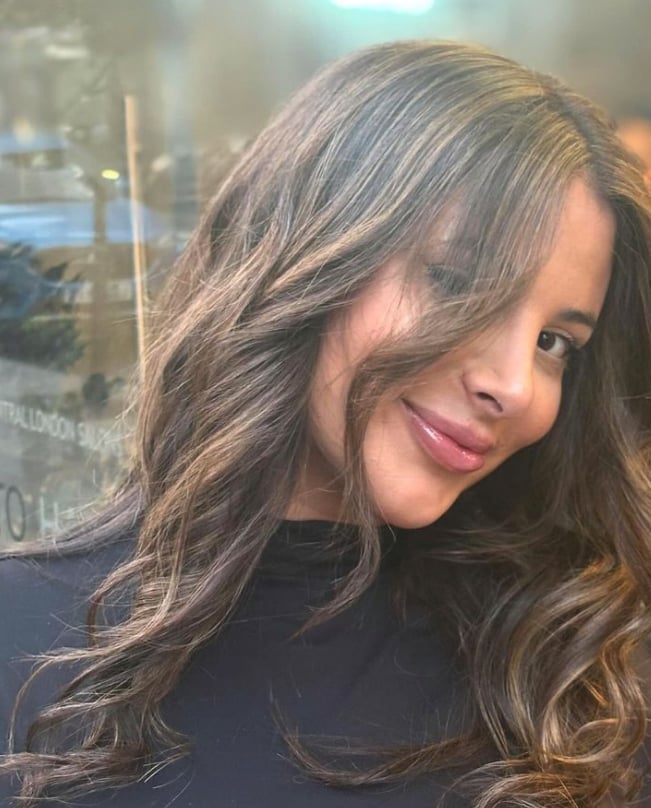 Mid-Back With Caramel Highlights and Bangs, Wavy Mid-Back With Caramel Highlights and Bangs, Wavy — Dark Highlights