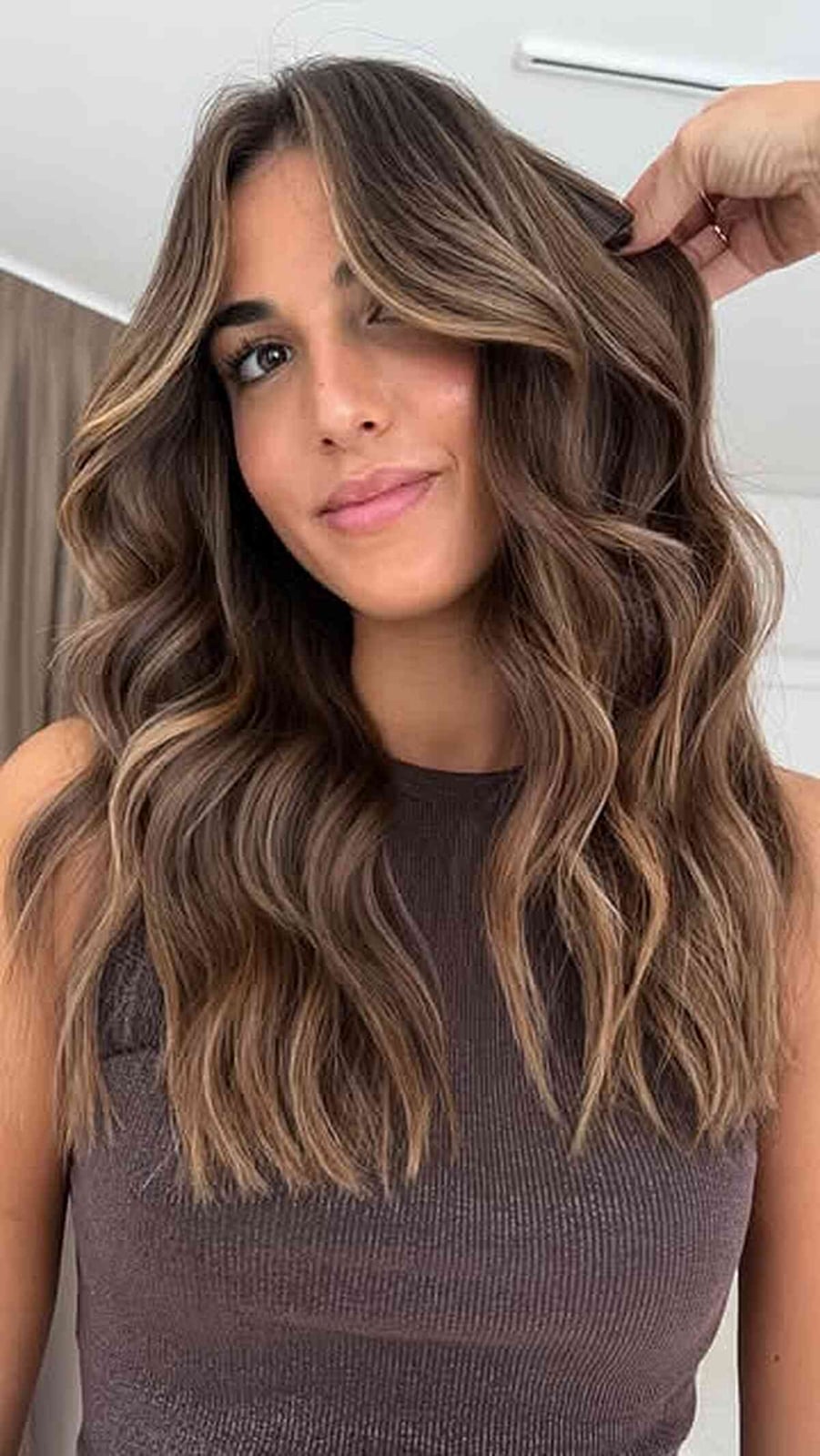 Collarbone Layers With Blonde Face-Framing Collarbone Layers With Blonde Face-Framing — Dark Highlights