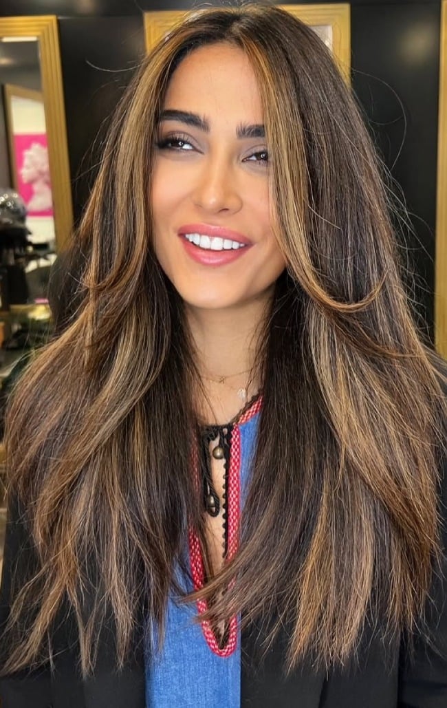 Dark Brown Waves With Caramel Face-Framing Dark Brown Waves With Caramel Face-Framing — Dark Highlights