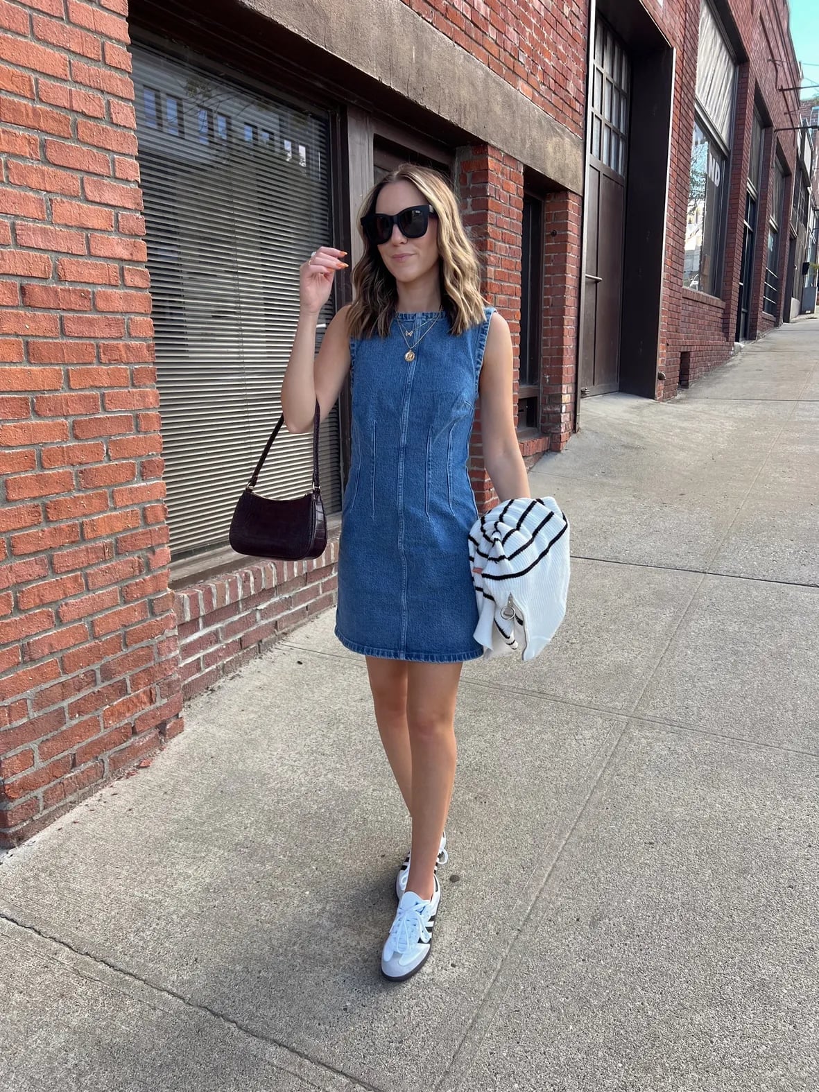 Fitted Denim Mini Dress With Sneakers And Sweater Fitted Denim Mini Dress With Sneakers And Sweater — Denim Dress Outfits