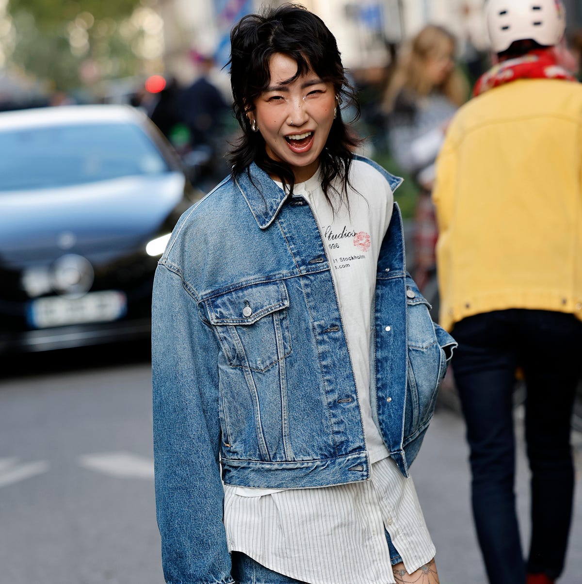 Oversized Denim Jacket With Graphic T-Shirt Oversized Denim Jacket With Graphic T-Shirt — Denim Jacket Outfits