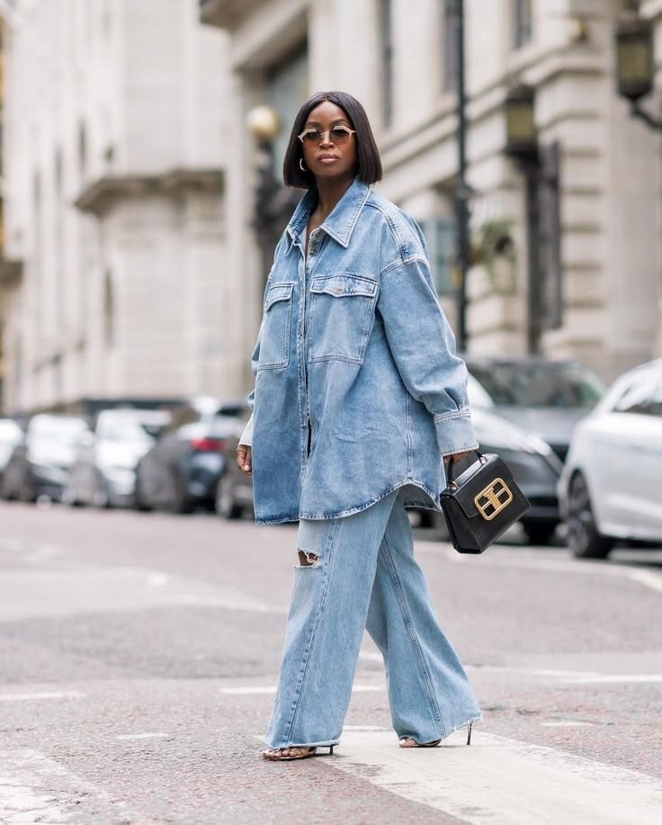 Oversized denim jacket and wide-leg jeans street style Oversized denim jacket and wide-leg jeans street style — Denim Top Outfit