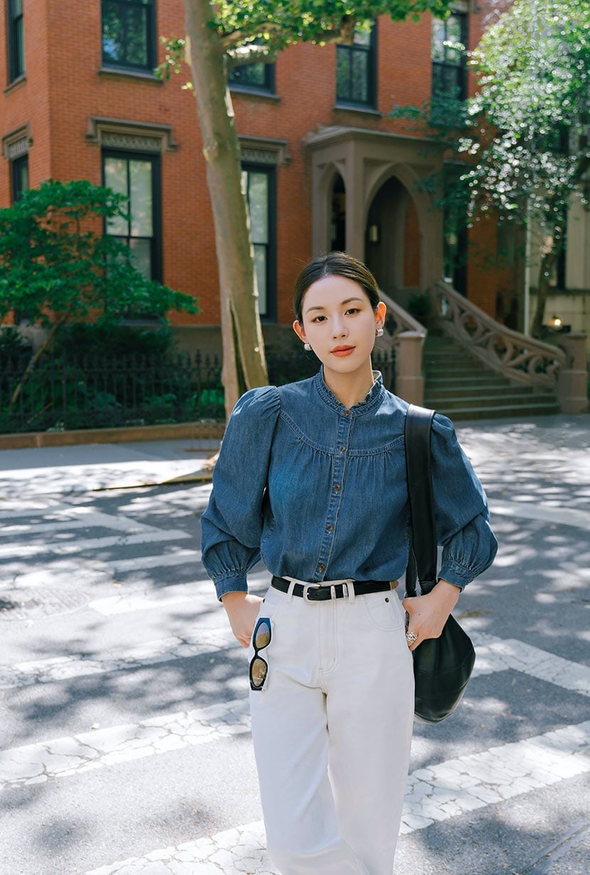 Denim blouse with puffed sleeves and white pants Denim blouse with puffed sleeves and white pants — Denim Top Outfit