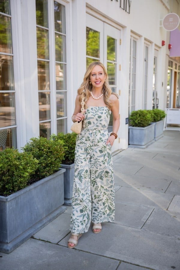 Strapless Floral Jumpsuit for Casual Dinners, Close-Up Take Strapless Floral Jumpsuit for Casual Dinners, Close-Up Take — Dinner Outfits
