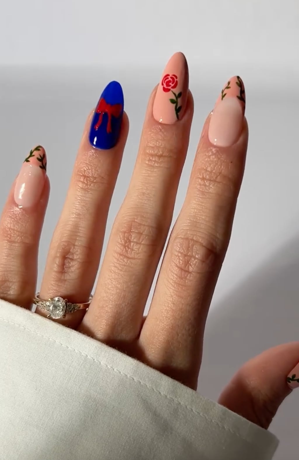 Minimalist Mickey Silhouette Short Oval Nails Minimalist Mickey Silhouette Short Oval Nails — Disney Nails