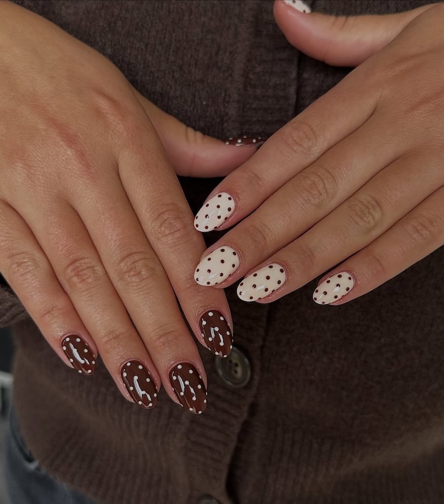 Brown and Cream Polka Dot Nails, белые горошины на коричневых ногтях Brown and Cream Polka Dot Nails, белые горошины на коричневых ногтях — Dots Nail Designs