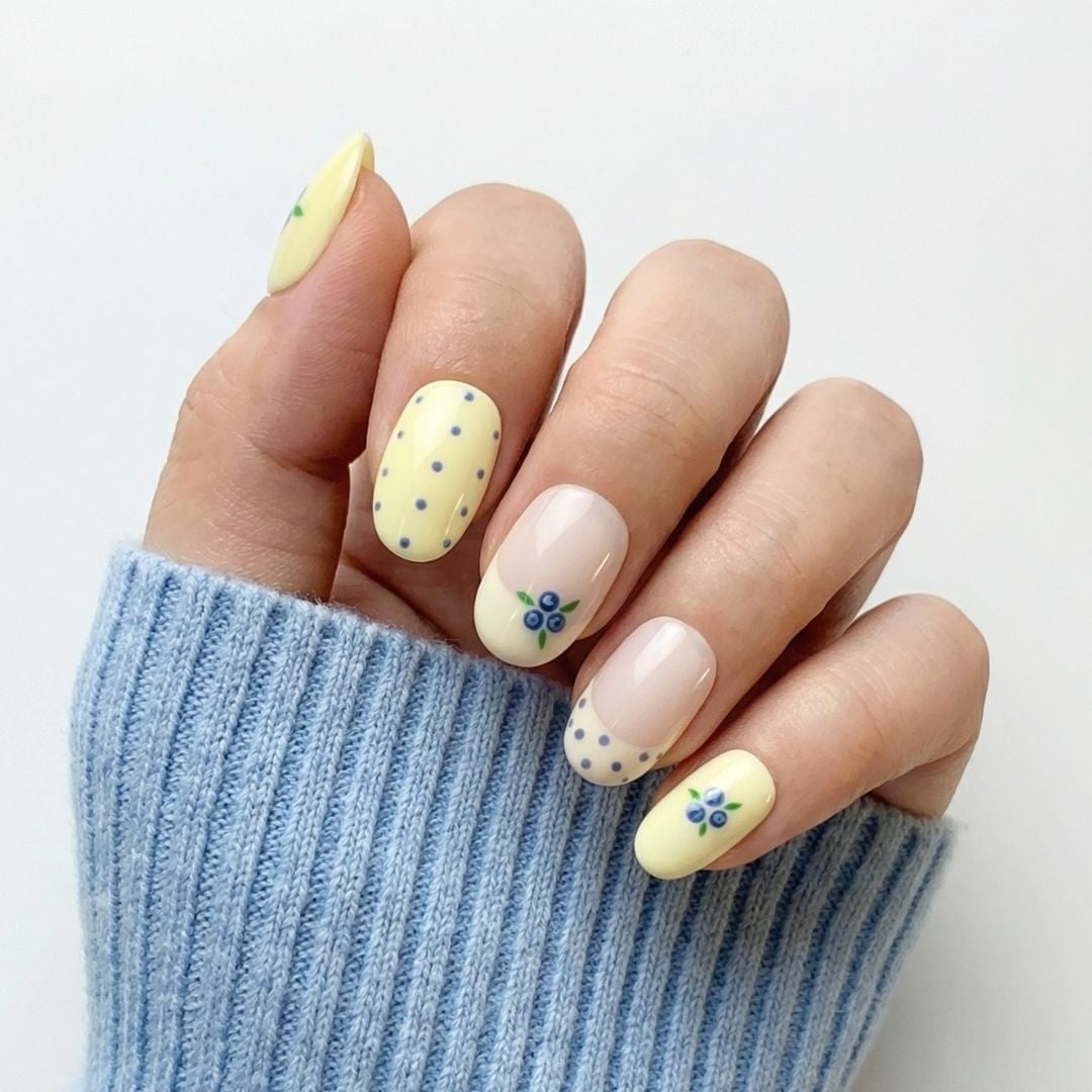 Summer Gradient Nails with Blue Dots and Blueberries Summer Gradient Nails with Blue Dots and Blueberries — Dots Nail Designs
