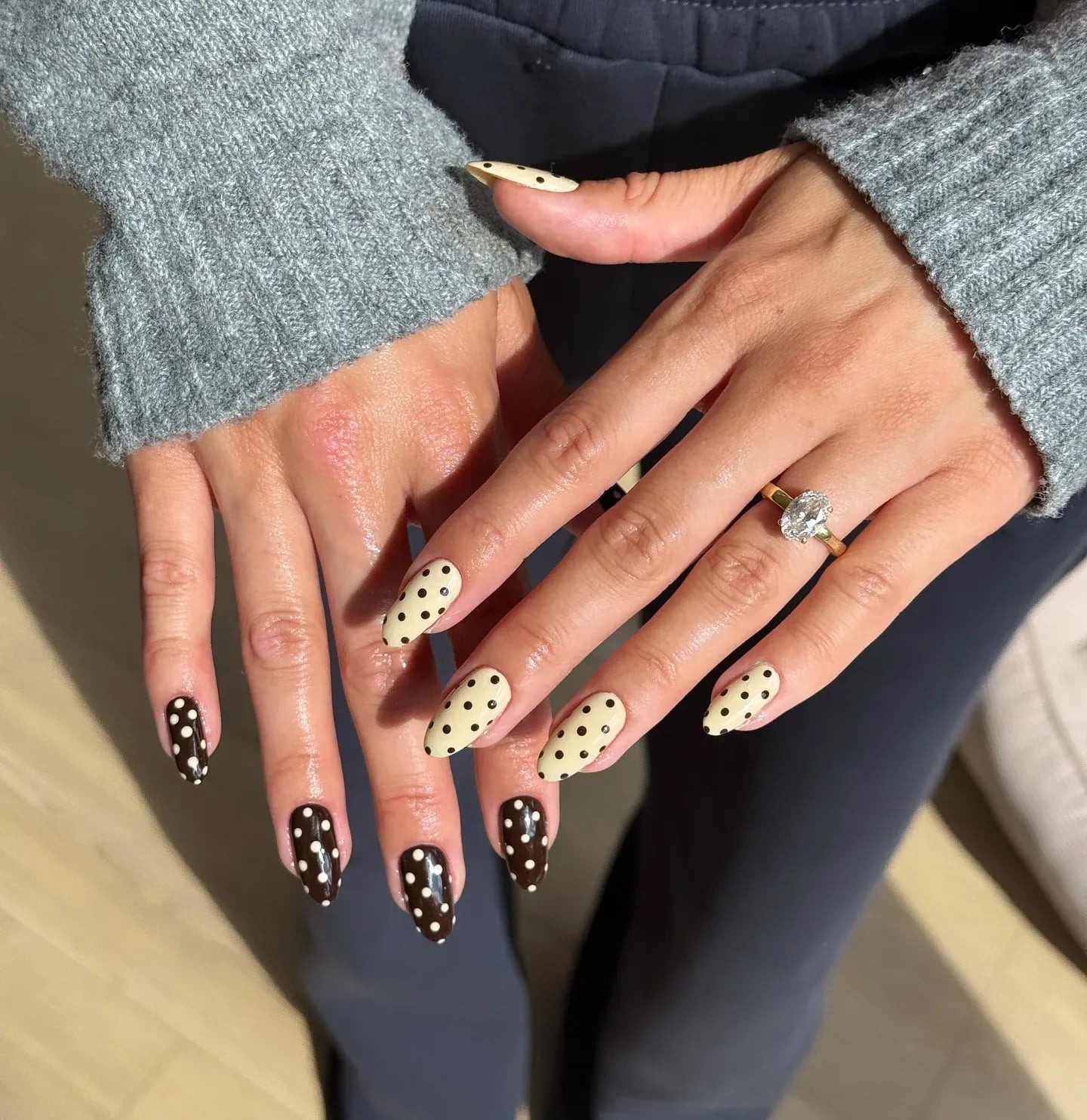 Alternating Cream and Brown Polka Dot Nails Alternating Cream and Brown Polka Dot Nails — Dots Nail Designs